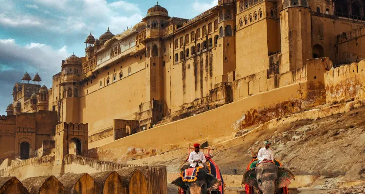 6 Nights 7 Days Golden Triangle Tour Packages highlighting Jaipur’s Amber Fort