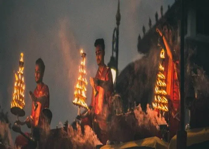 Varanasi Ganga Aarti – spiritual experience on the Ganges, popular luxury India tour